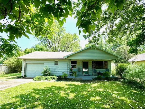 209 S Neal St, Prairie Grove, AR 72753