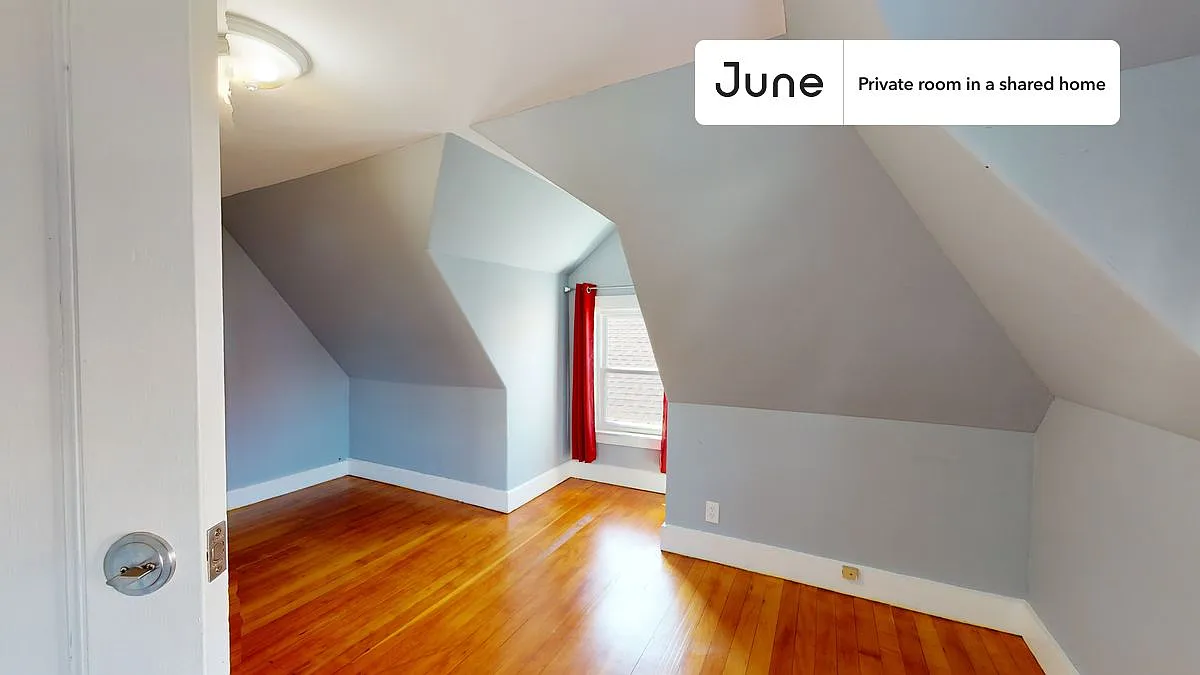 Queen bedroom in 7 bed/2 bath home in Allston #1321 F — Photo 3