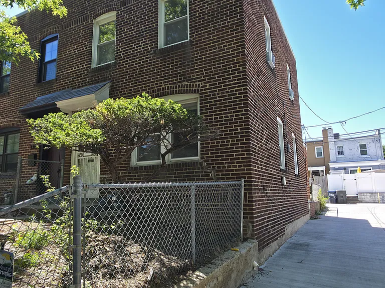 3311 Clay Pl NE — Photo 2