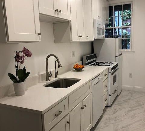 Bright, brand new kitchen.