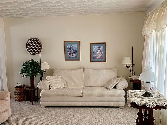 Living Room 15' 2" x 13' 3"