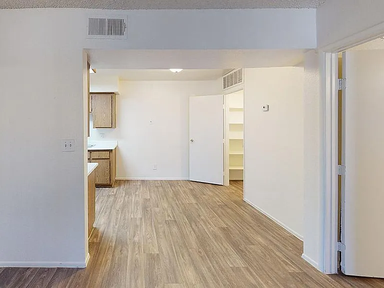 Falcon Glen Apartments — Photo 9