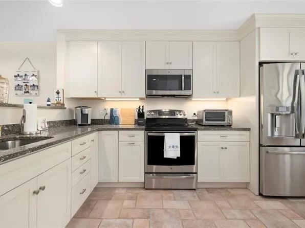 6 Pendleton Pl, Narragansett, RI 02882