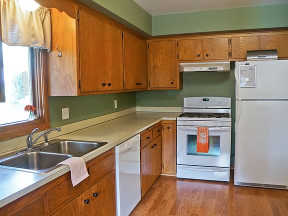 Clean kitchen with custom oa