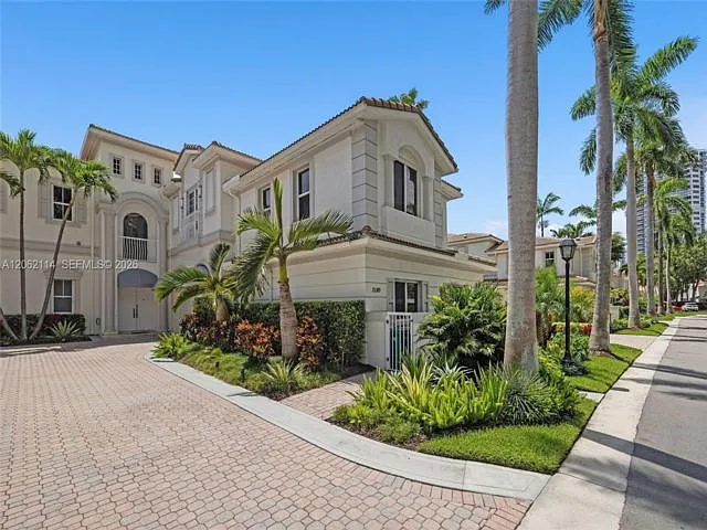3 bed, 4.5 bath, $11,000 — Photo 2
