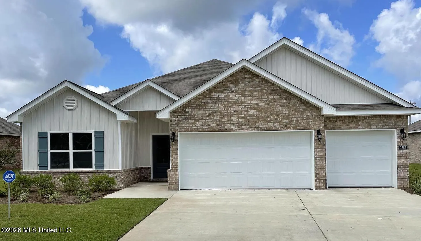 4 bed, 3.0 bath, 2304 sqft, $2,700 — Photo 1