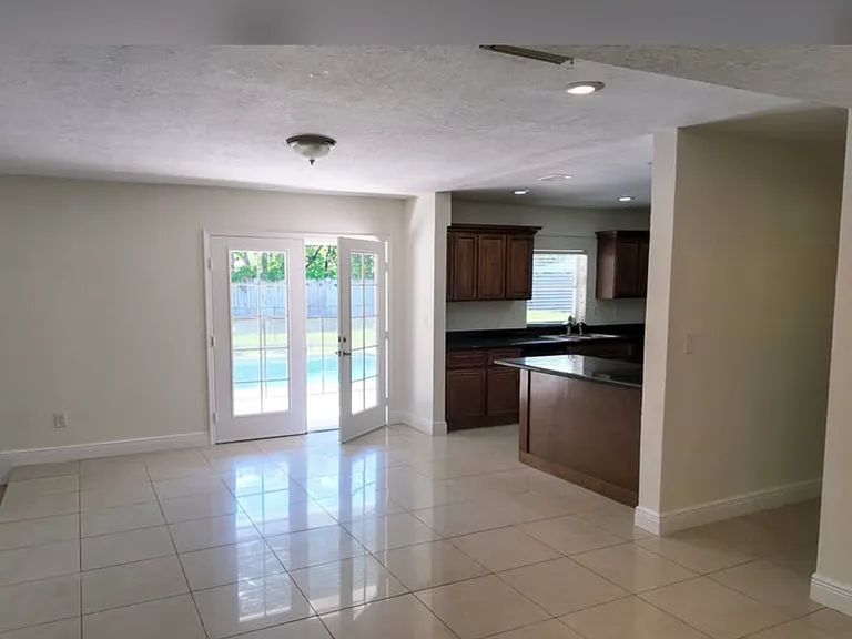 17500 SW 90th Ave — Photo 3