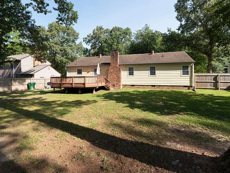 4329 Deertrail Dr N — Photo 35