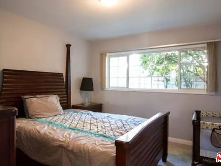 5049 Serrania Ave — Photo 27