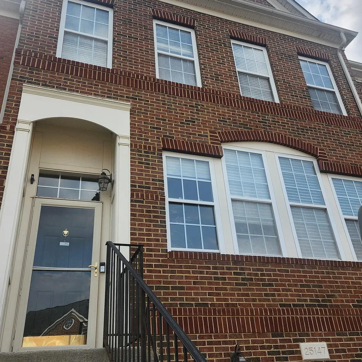 3 bed, 3.5 bath, 2510 sqft, $3,300 — Photo 1