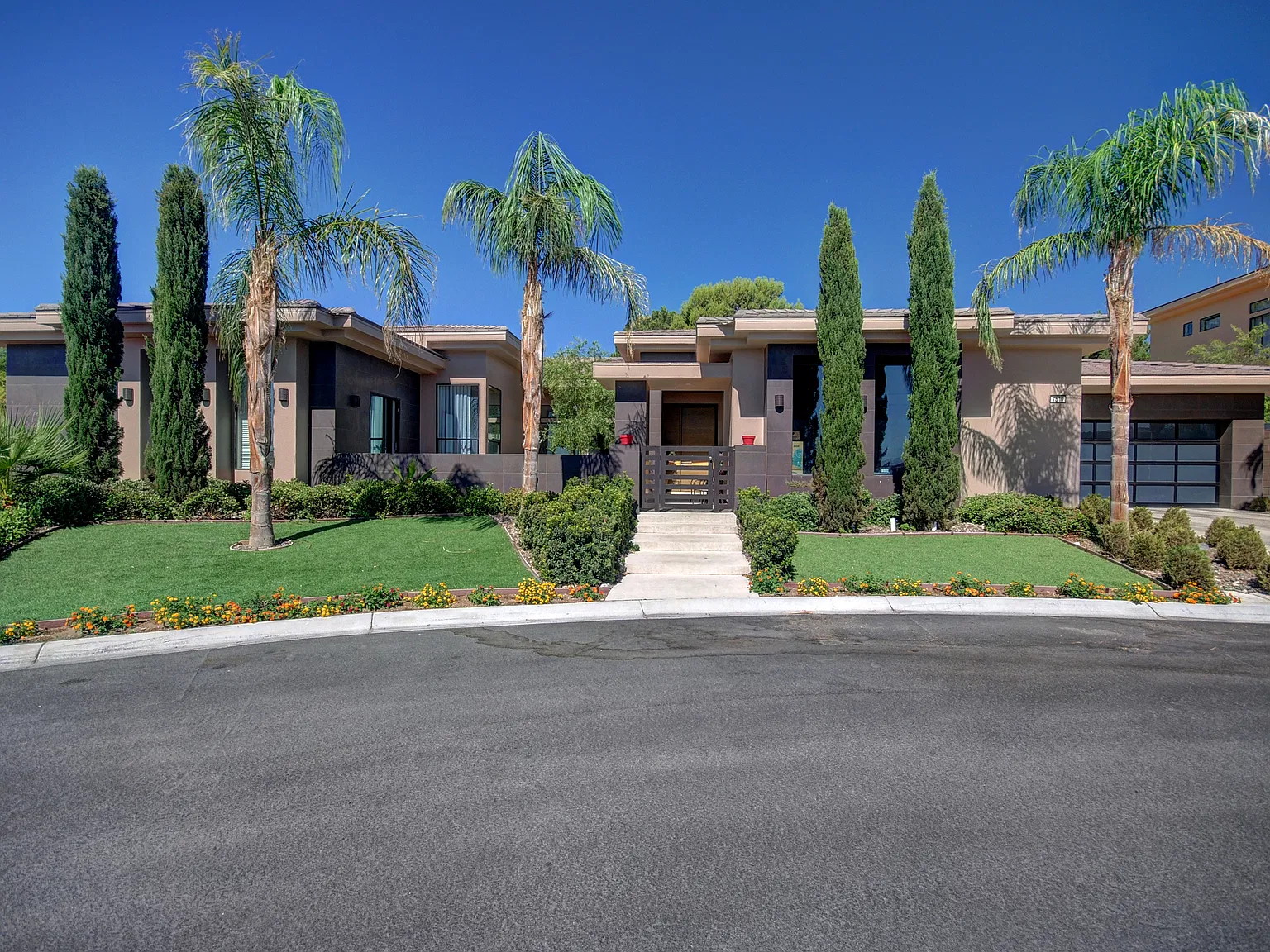 4 bed, 4.5 bath, 5038 sqft, $8,000 — Photo 1