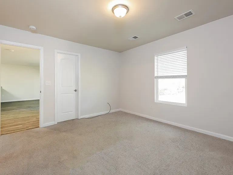 161 Queens Cir — Photo 8