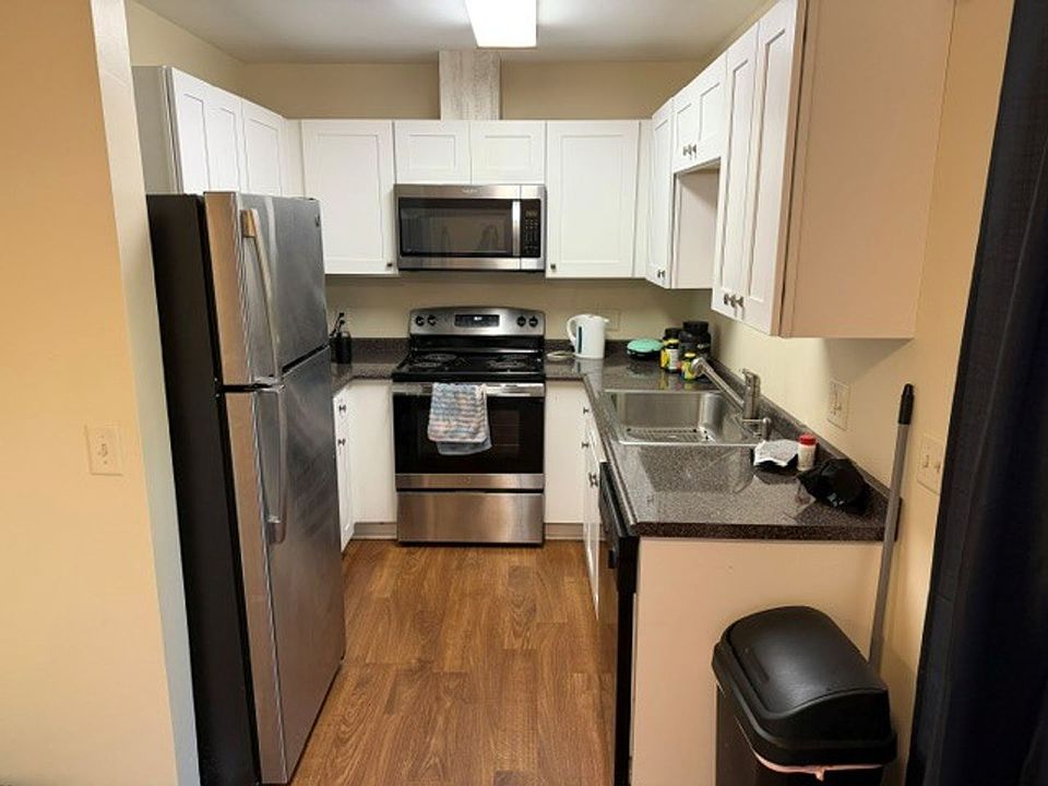 2nd image of 1024 Stonegate Dr APT A