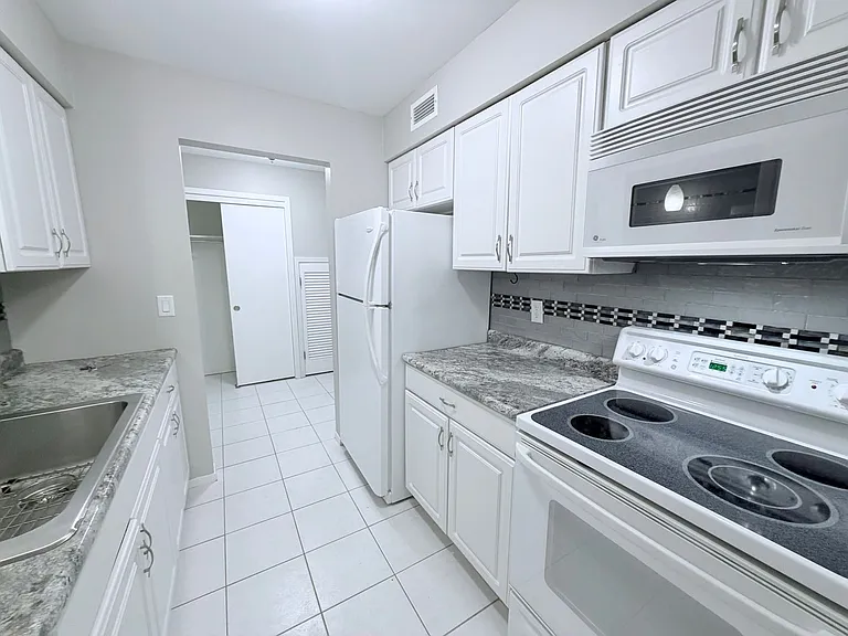 2210 Midland Grove Rd #206 — Photo 5