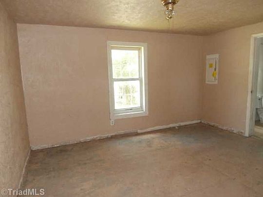 2nd image of 1012 Virginia St