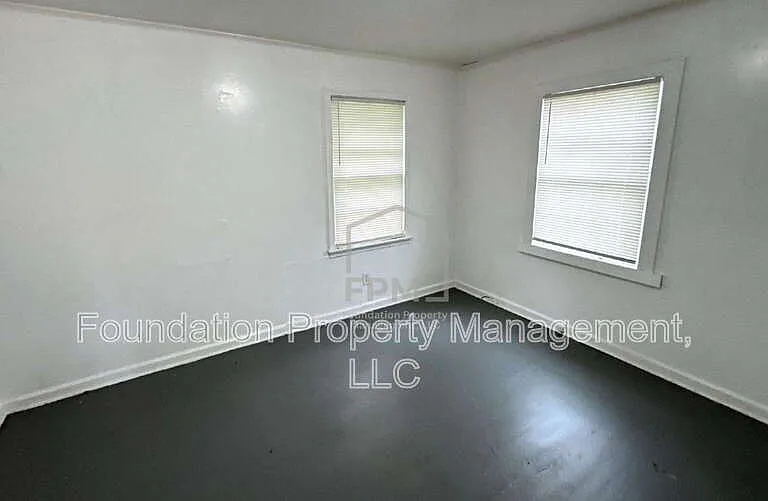 2320 E Warren St — Photo 7