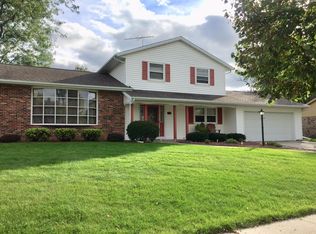 831 Sunset Dr, Hartford, WI 53027