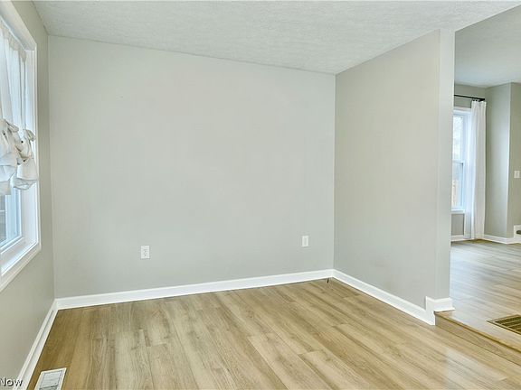 5th image of 182 Raymond Ave NW