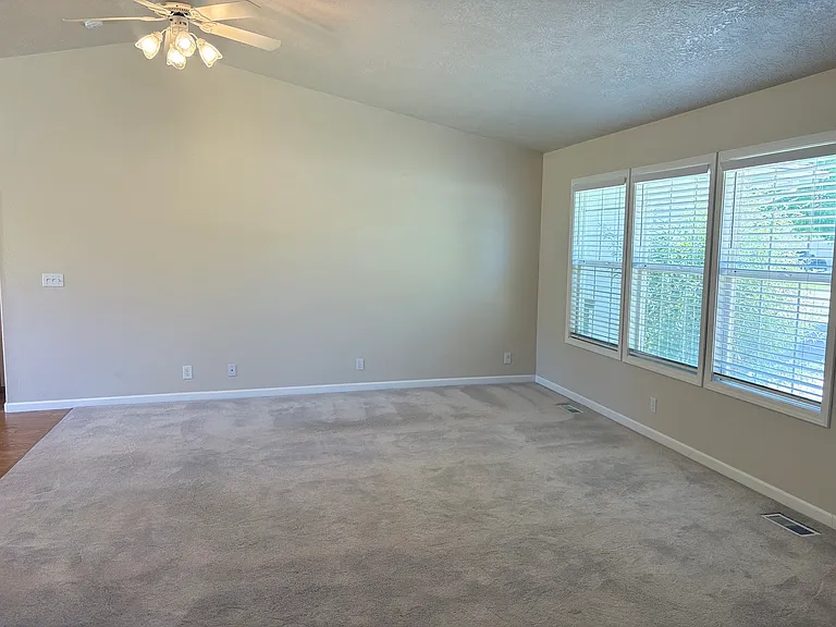 300 W Spicewood Dr — Photo 6