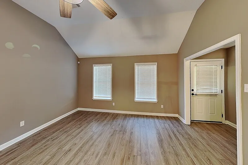 3 bed, 2.0 bath, 1656 sqft, $2,099 — Photo 2
