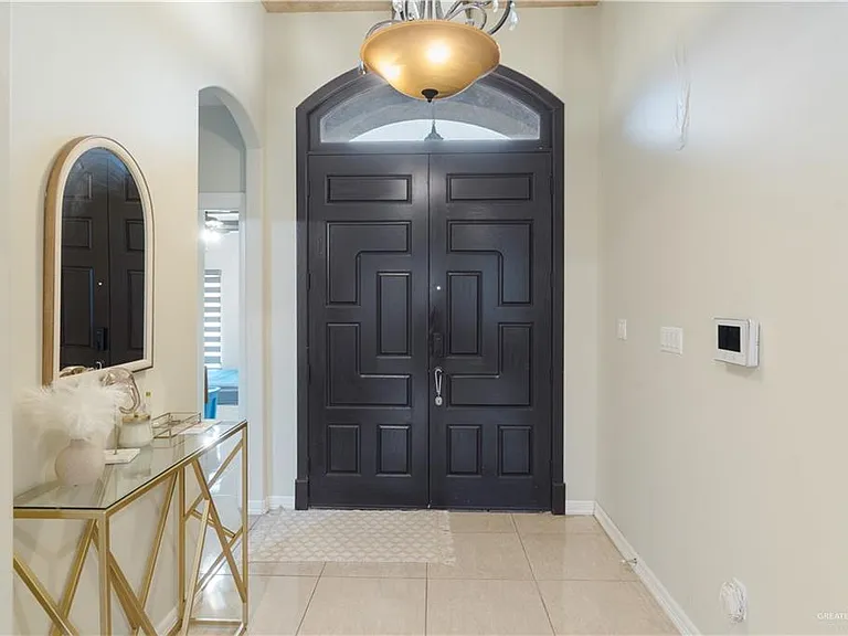2318 Hannah Dr — Photo 2
