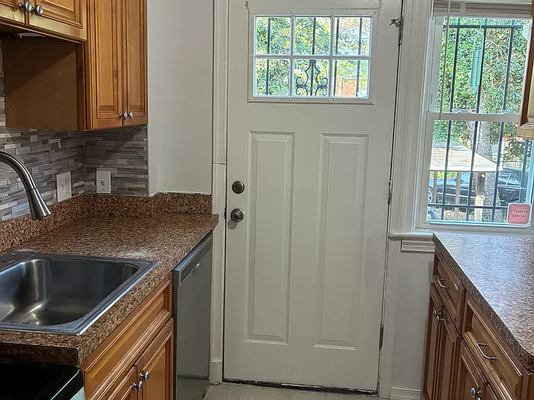 425 Oakwood St SE — Photo 5