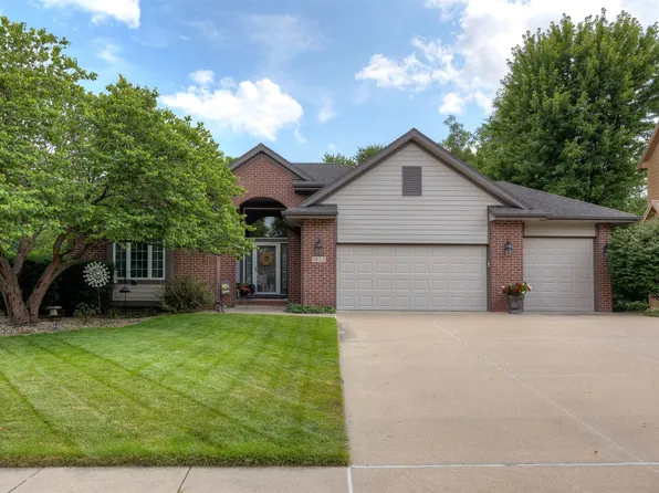 9812 Brookview Dr, Urbandale, IA 50322