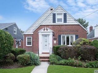 114 Euston Rd S, West Hempstead, NY 11552