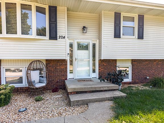 3rd image of 204 Rebecca Ln