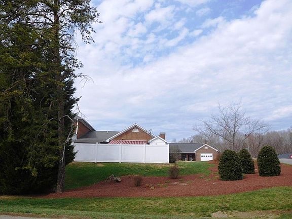 3rd image of 421 Periwinkle Cir