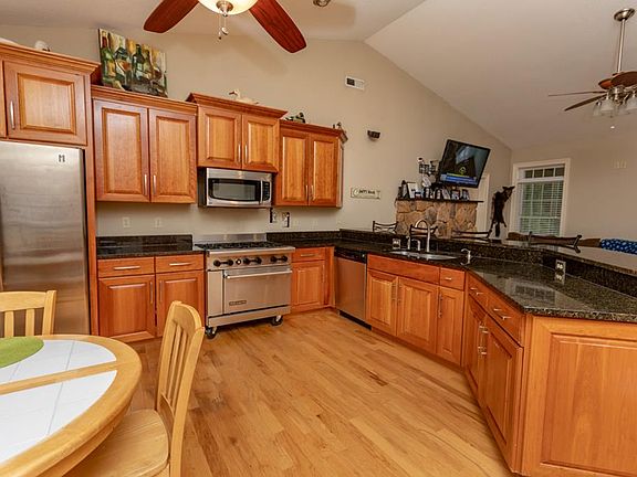 3rd image of 207 Holly Ave