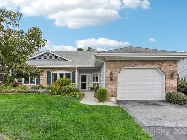 23 Country Meadows Ln, Hendersonville, NC 28792