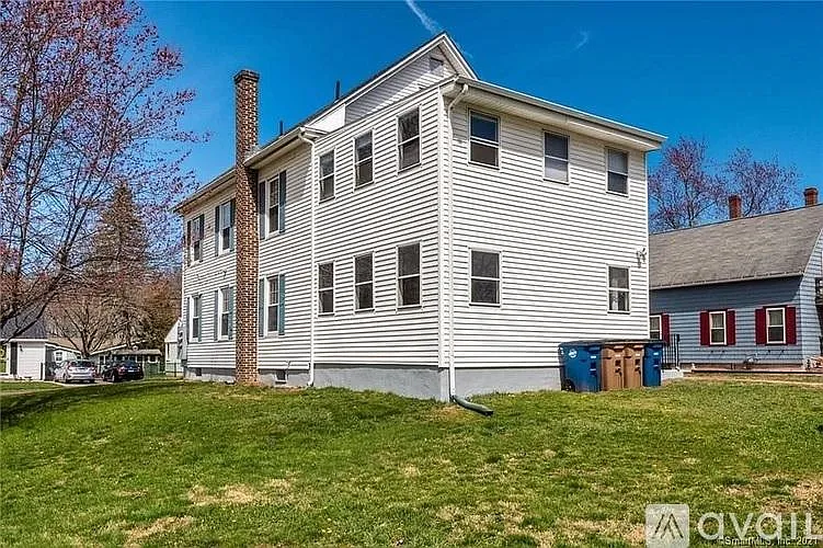 3 bed, 1120 sqft, $2,200 — Photo 2