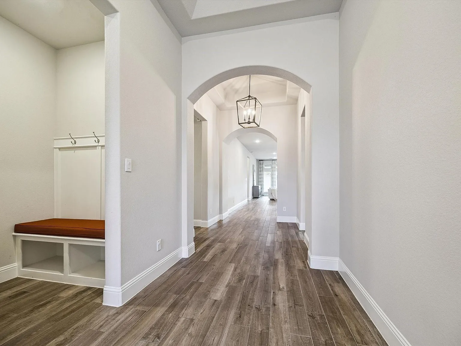 3 bed, 3.0 bath, 2484 sqft, $3,300 — Photo 3