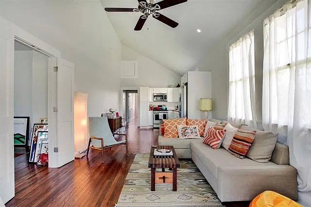 3 bed, 2.0 bath, 1350 sqft, $2,600 — Photo 2