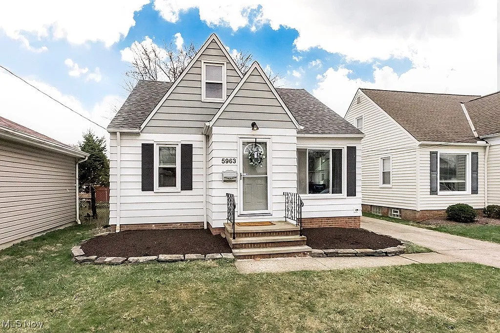 5963 Maplewood Rd photo 1
