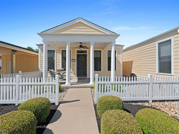 3243 Canal St, Saint Charles, MO 63301