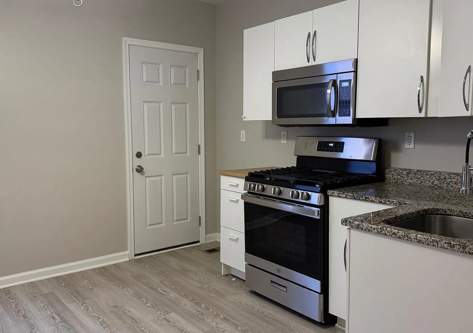 Move-in Ready 3BR/2BA Row Home — Photo 2