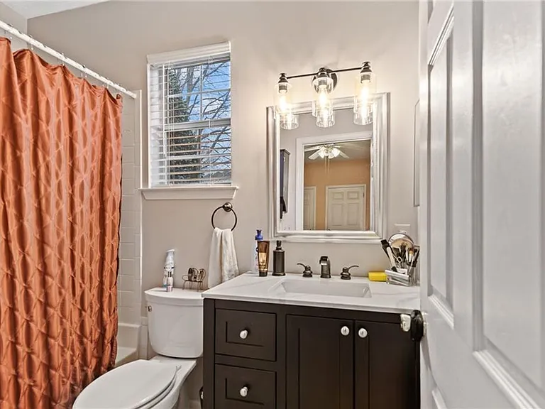 891 Harvard Dr — Photo 4