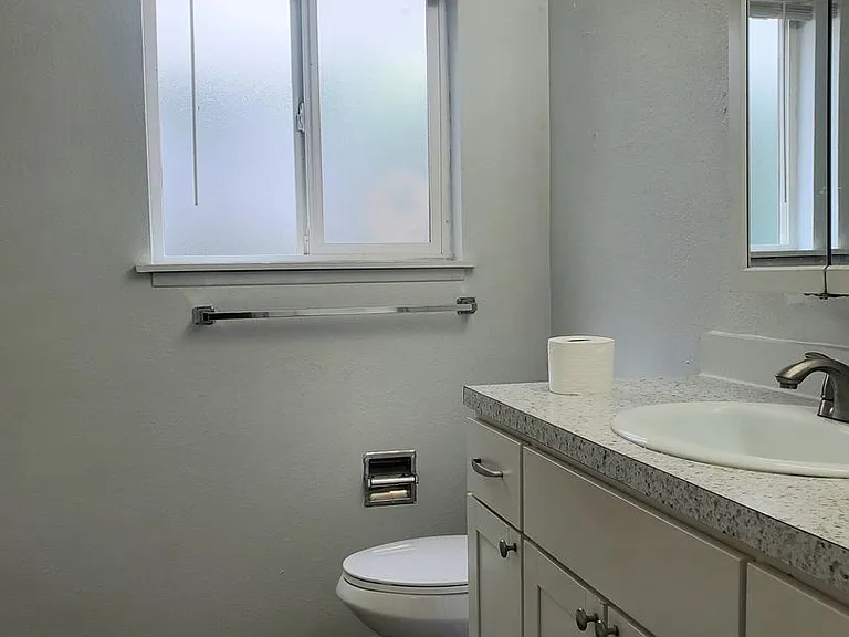 Zou - UP 4plex University Place 98466 — Photo 10