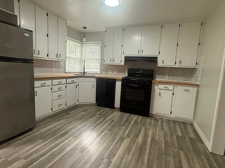 923 Carolyn Ave — Photo 3