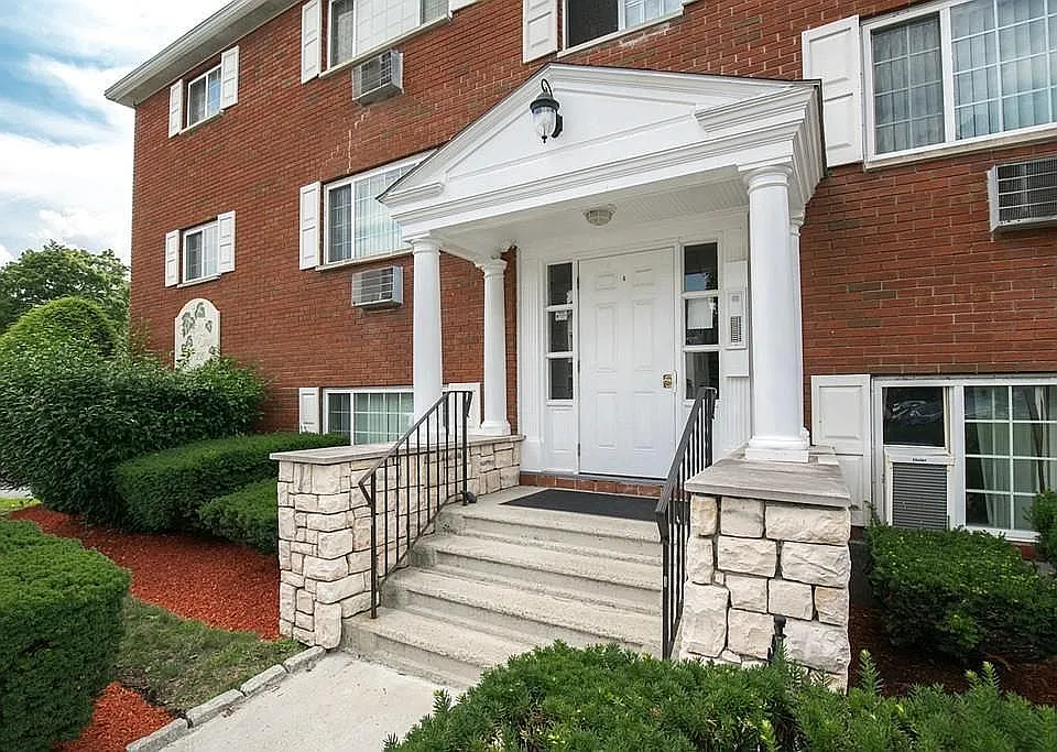 2 bed, 667 sqft, $2,300 — Photo 3