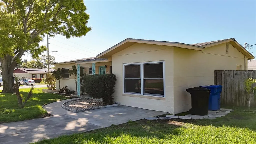 3 bed, 2.0 bath, 1315 sqft, $2,600 — Photo 3