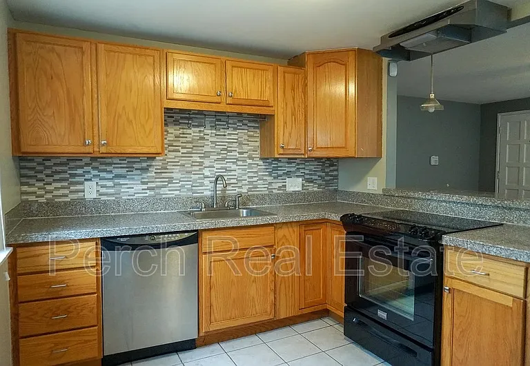 2431 Grove St — Photo 9