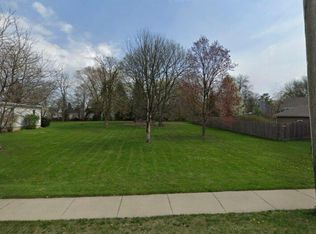 35 S Oplaine Rd, Gurnee, IL 60031
