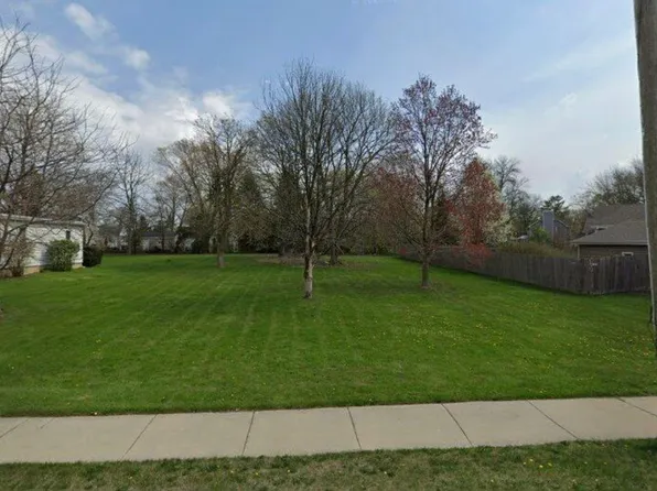 35 S Oplaine Rd, Gurnee, IL 60031