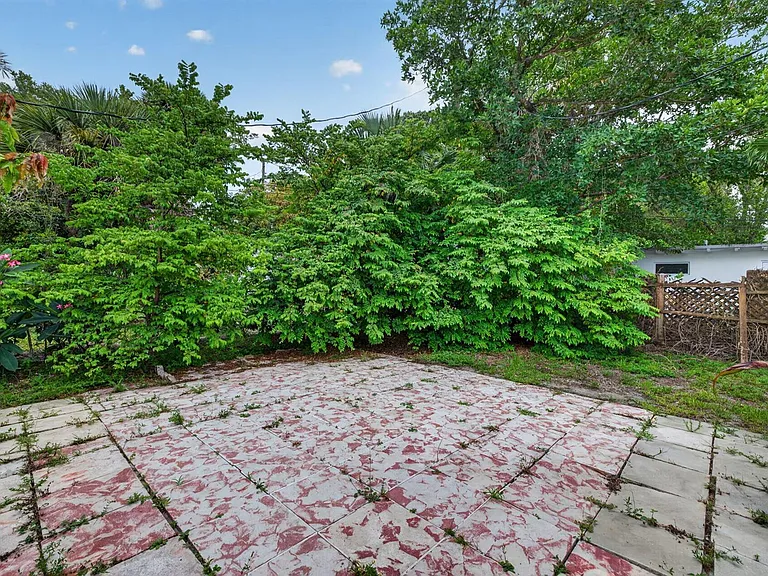 841 SW 18th Ct — Photo 41