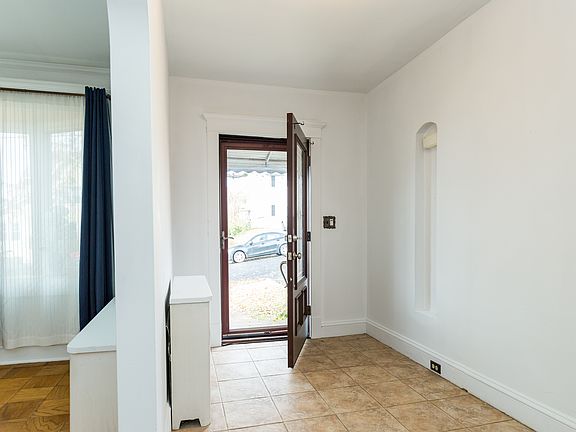 Foyer.