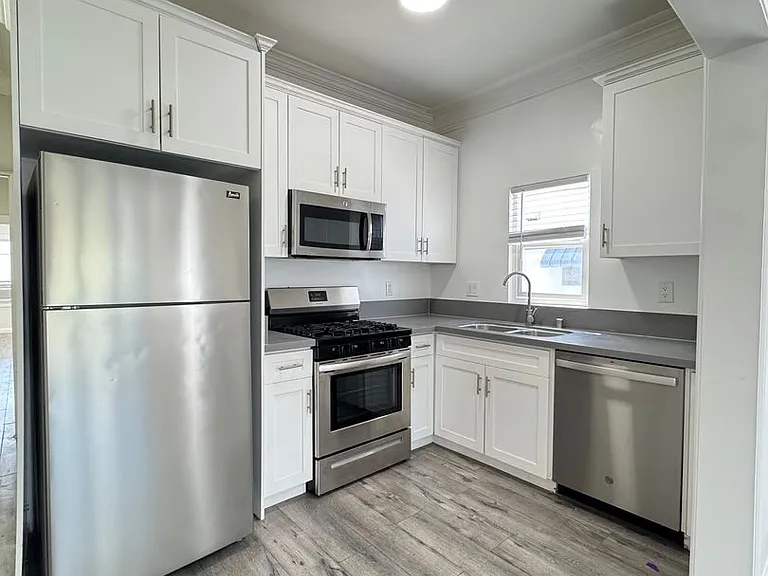 244 S Alexandria Ave — Photo 7