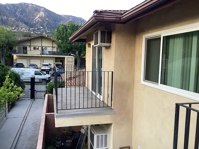 Balcony with mountain views.